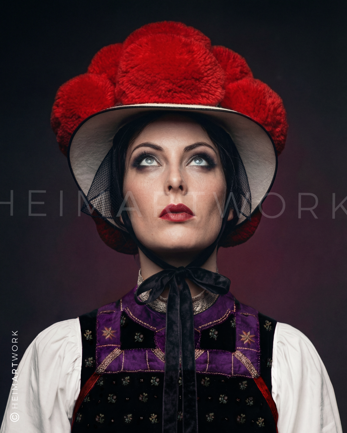 Detailreiches Porträt einer Frau in traditioneller Schwarzwälder Tracht mit einem prägnanten roten Bollenhut, violett-besticktem Mieder und weißer Bluse vor einem dunklen Hintergrund mit rotem Schimmer.