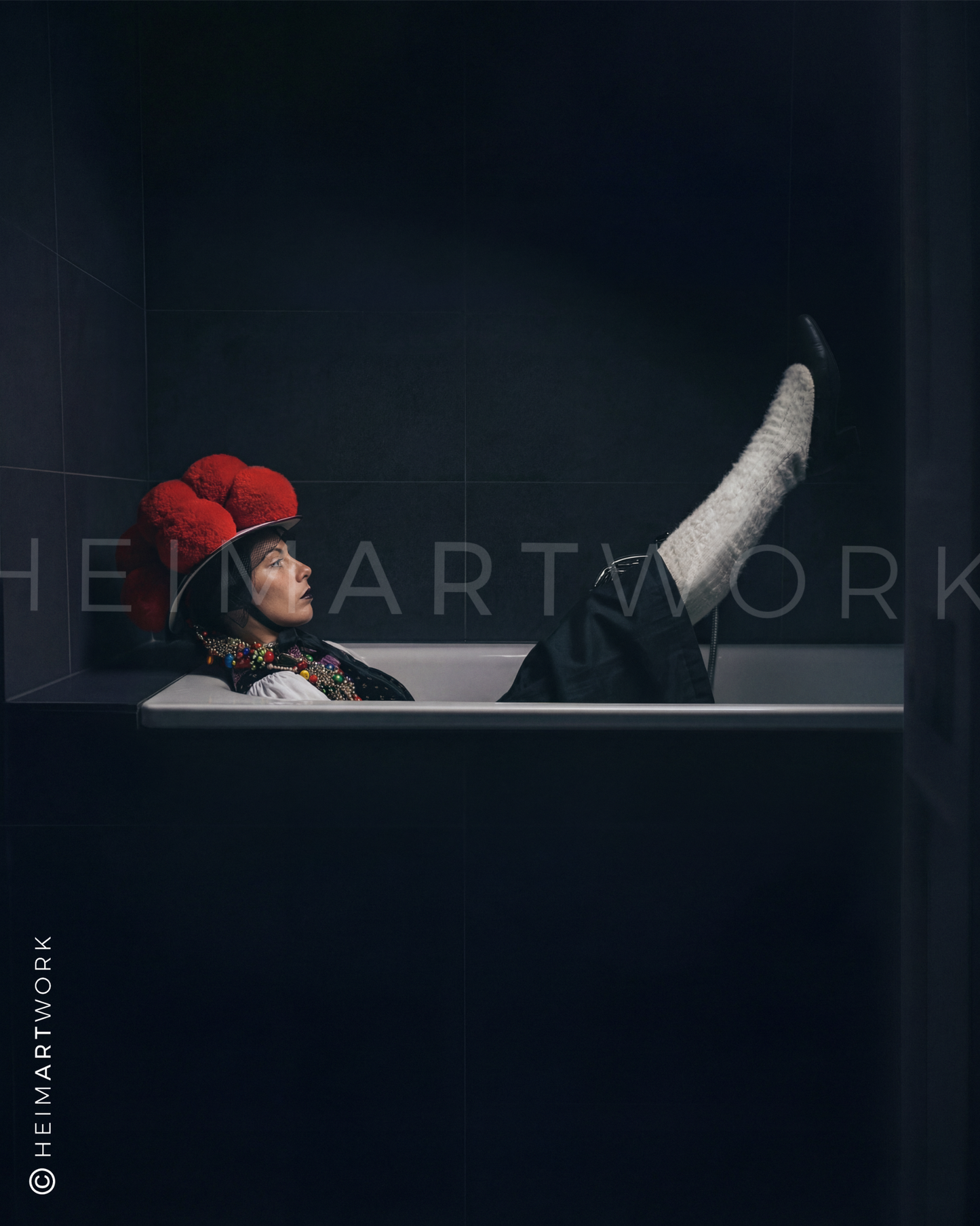 Künstlerische Darstellung einer Schwarzwälderin in traditioneller Kleidung und Bollenhut, die in einer Badewanne vor einem dunklen Fliesen-Hintergrund posiert. Diese Schwarzwald Leinwand bricht humorvoll mit klassischen Sehgewohnheiten.