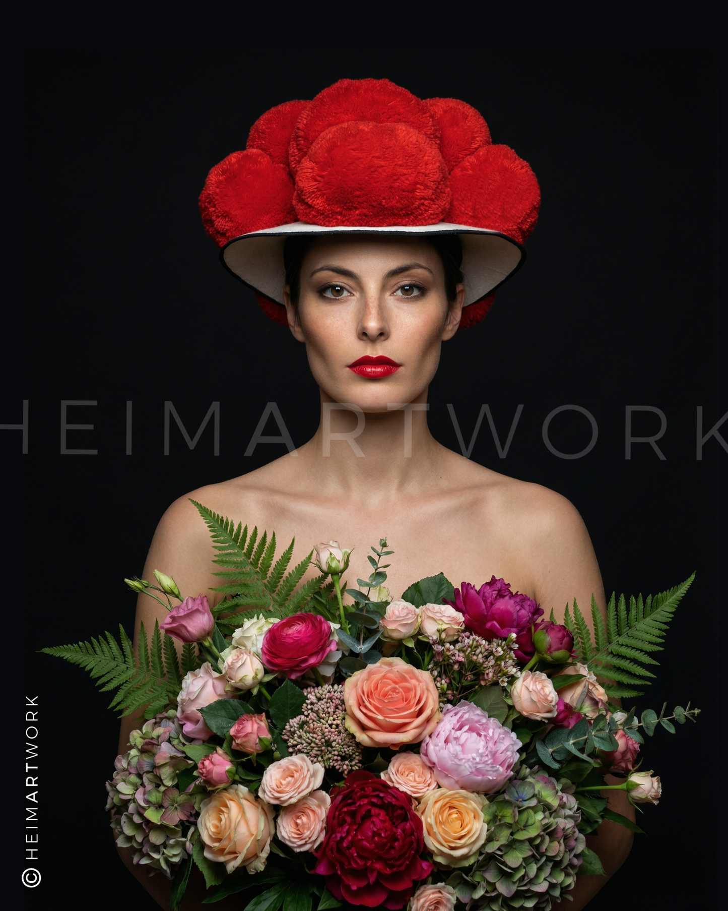 Ästhetisches Porträt einer Frau in Schwarzwälder Tracht mit leuchtend rotem Bollenhut, die einen üppigen Blumenstrauß in Rosa-, Creme- und Rottönen vor sich trägt. Diese Schwarzwald Leinwand besticht durch die lebendigen Farben vor einem dunklen Hintergrund.