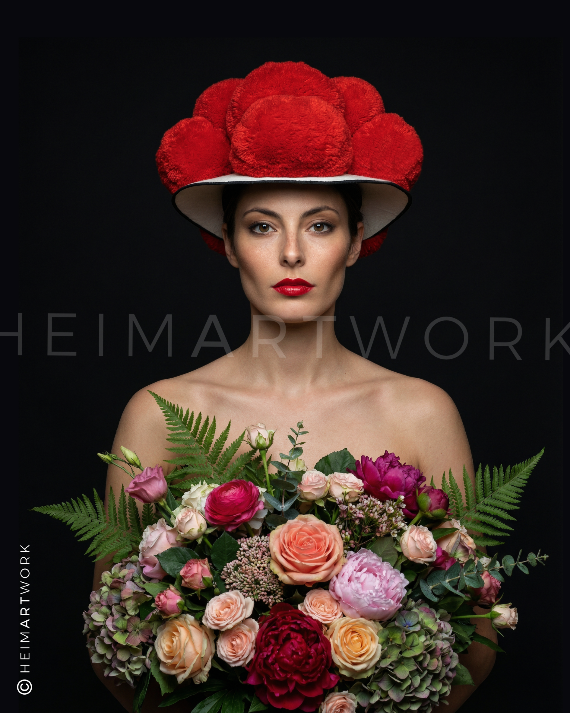 Ästhetisches Porträt einer Frau in Schwarzwälder Tracht mit leuchtend rotem Bollenhut, die einen üppigen Blumenstrauß in Rosa-, Creme- und Rottönen vor sich trägt. Diese Schwarzwald Leinwand besticht durch die lebendigen Farben vor einem dunklen Hintergrund.