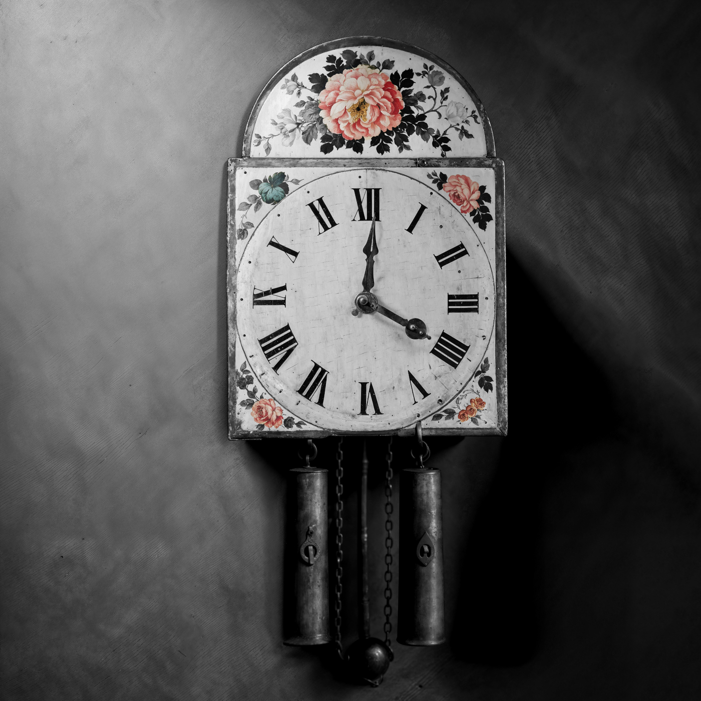 Antike Schwarzwälder Schilderuhr mit Pendel und Gewichten, Zifferblatt mit römischen Zahlen und farbigen Blumenmalereien.