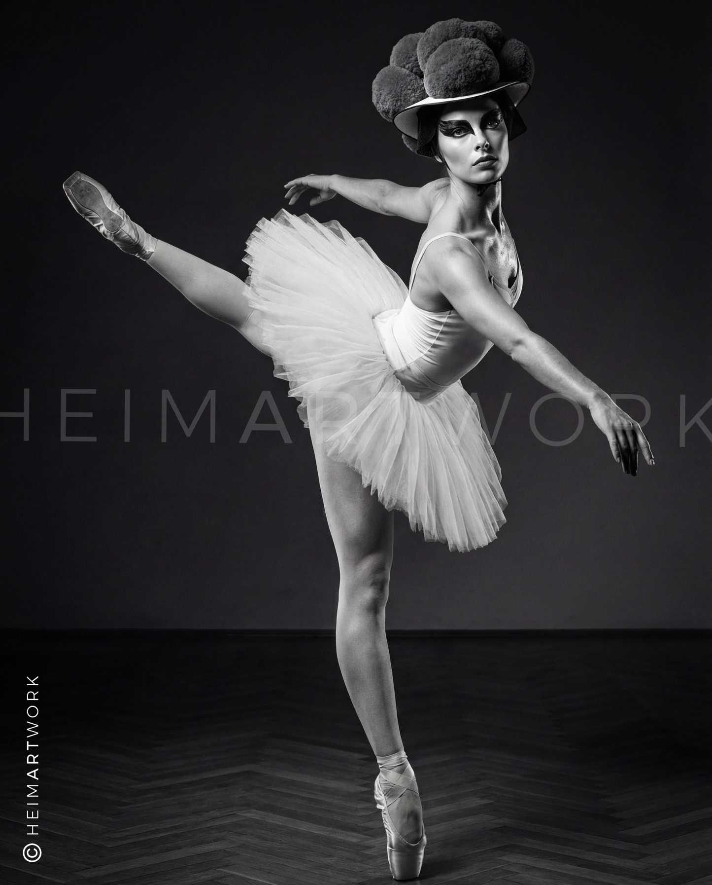 Ästhetische Schwarz-Weiß-Fotografie einer Balletttänzerin in einer klassischen Pose, kombiniert mit einem markanten Schwarzwälder Bollenhut. Diese Schwarzwald Leinwand vereint die Eleganz des Tanzes mit tief verwurzelter Heimattradition.