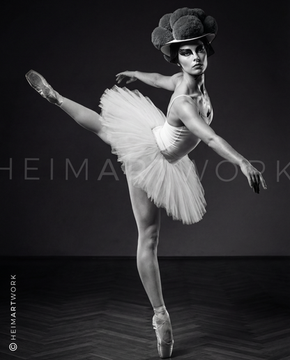 Ästhetische Schwarz-Weiß-Fotografie einer Balletttänzerin in einer klassischen Pose, kombiniert mit einem markanten Schwarzwälder Bollenhut. Diese Schwarzwald Leinwand vereint die Eleganz des Tanzes mit tief verwurzelter Heimattradition.