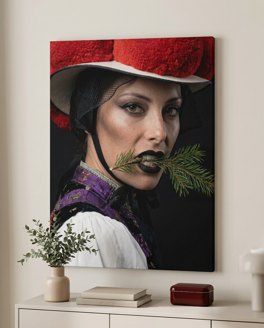 Mystisches Porträt einer Frau mit traditionellem Bollenhut und Tannenzweig als hochwertiges Schwarzwald Bild auf Leinwand für ein modernes Interior-Design mit Heimat-Flair.