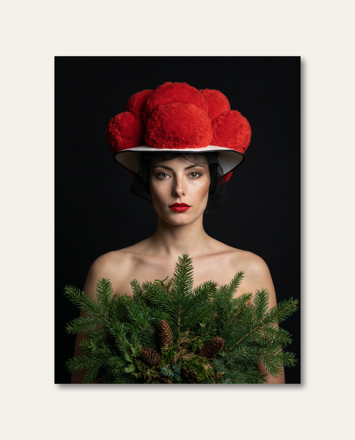 Stilvolles Schwarzwald Wandbild mit eleganter Bollenhut-Tradition und sattem Tannengrün vor tiefdunklem Hintergrund.