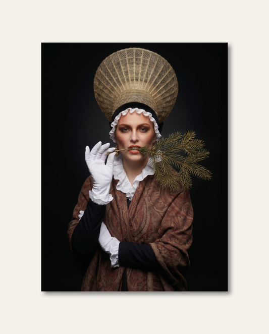 Ausdrucksstarkes Schwarzwald Wandbild mit goldener Trachten-Radhaube und edlen weißen Handschuhen vor dunklem Hintergrund.