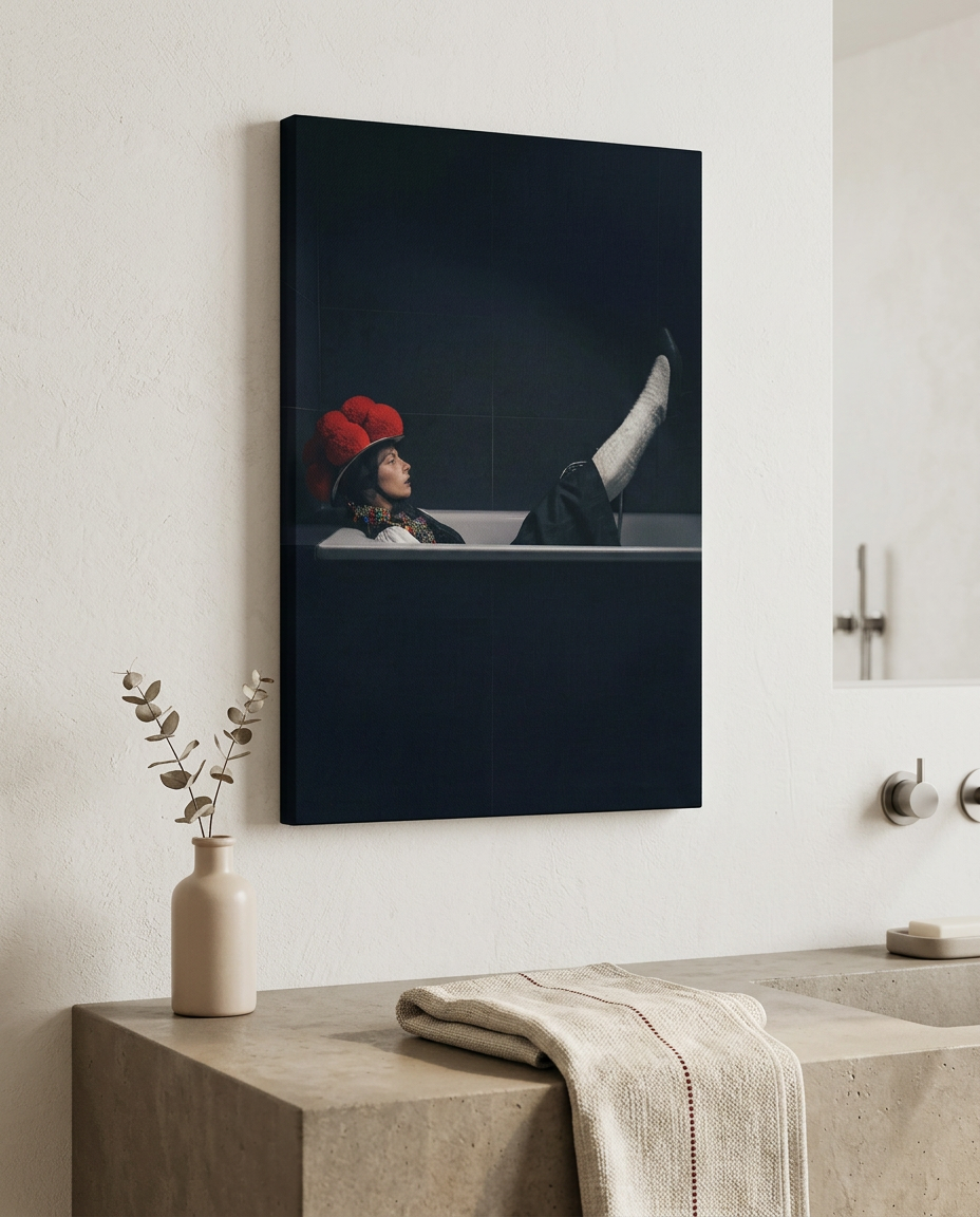 Dieses außergewöhnliche Schwarzwald Wandbild zeigt eine Frau im Bollenhut in einer Badewanne und ist die perfekte moderne Wandkunst für alle, die Tradition mit einem Augenzwinkern lieben.