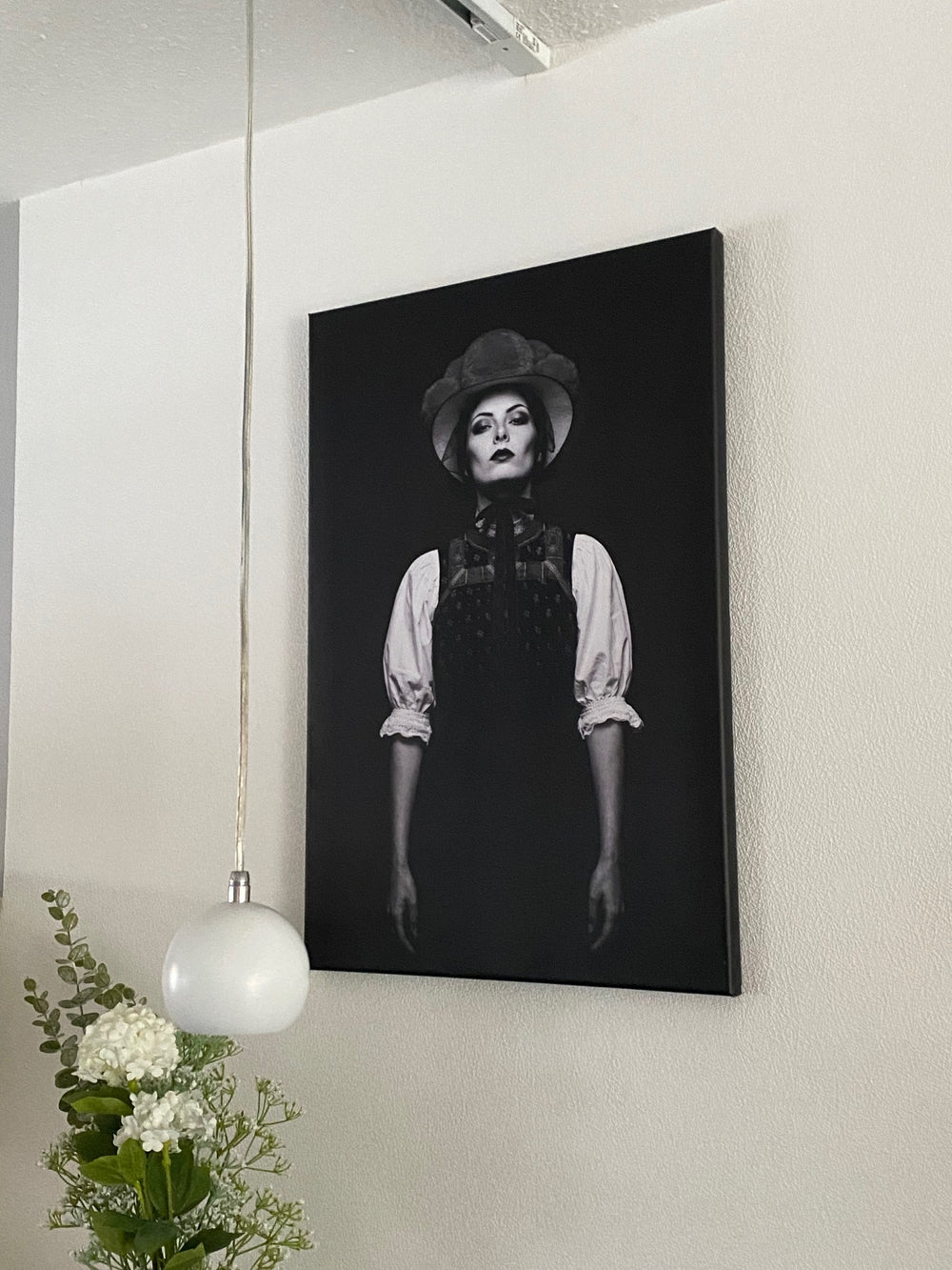 Ein ausdrucksstarkes Schwarzwaldbilder-Motiv als Leinwandbild, das die traditionelle Bollenhut-Tracht in einem modernen, düsteren Porträt-Stil neu interpretiert