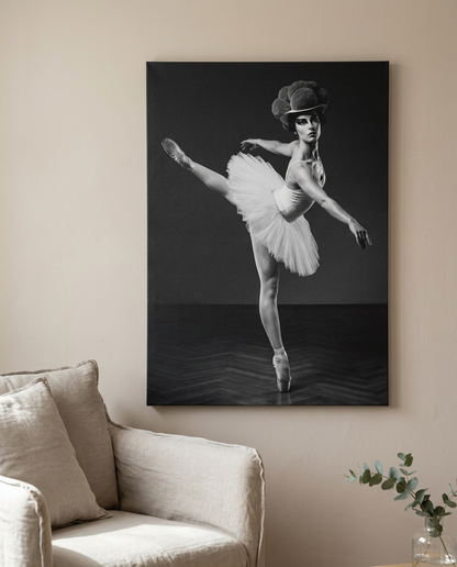 Elegantes Schwarzwald Wandbild in Schwarz-Weiß, das eine Ballerina mit Bollenhut als moderne Wandkunst in einer anmutigen Pose zeigt.