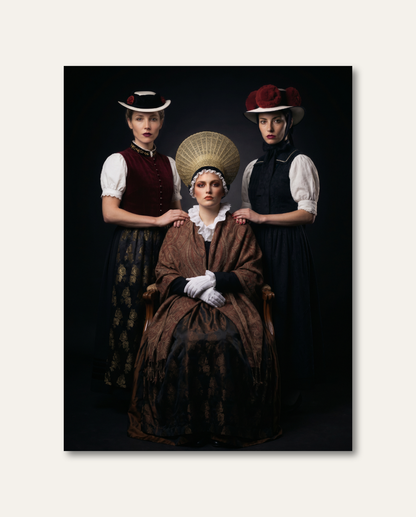 Drei Frauen in historischen Schwarzwälder Trachten mit Rosenhut, Hut und goldener Radhaube posieren vor einem tiefdunklen Studiohintergrund. Die meisterhafte Lichtführung im Stile klassischer Gemälde verleiht der Komposition eine edle, geheimnisvolle und zeitlose Ästhetik.