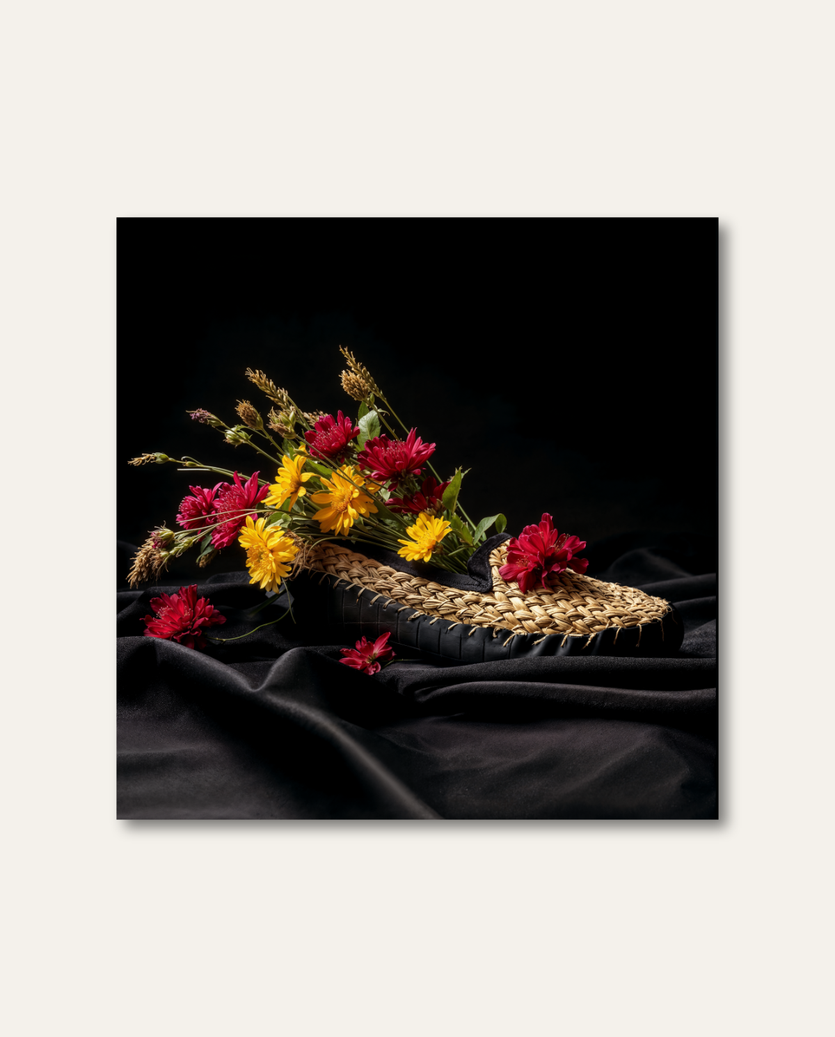 Kunstvolles Schwarzwald Wandbild von HEIMARTWORK mit geflochtenem Strohschuh, farbenfrohen Blüten und edler Lichtstimmung auf dunklem Grund.