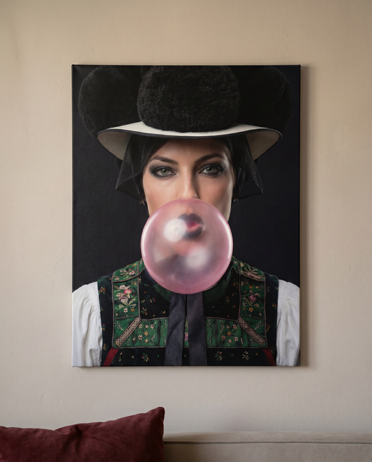 Dieses freche Schwarzwald Wandbild kombiniert Brauchtum mit Pop-Art-Elementen und ist als moderne Wandkunst der perfekte Blickfang für ein zeitgemäßes Interieur.
