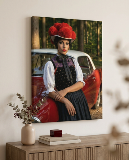Modernes Schwarzwald Wandbild auf Leinwand, das eine Frau in traditioneller Tracht mit Bollenhut vor einem roten Oldtimer zeigt – eine stilvolle Interpretation von Heimat und Eleganz für Ihre moderne Wandkunst-Sammlung.