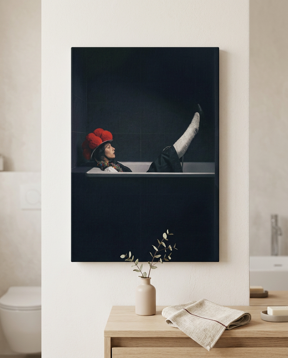 Ein kreatives Schwarzwald Bild auf Leinwand, das durch sein unkonventionelles Motiv und die edle, dunkle Farbgestaltung ein echtes Statement für modernes Wohndesign setzt.