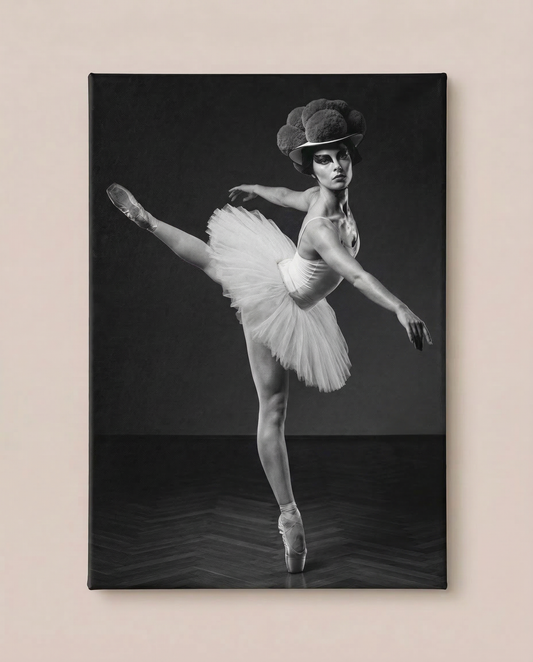Frontalansicht an einer hellen Wand: Dieser grazile Schwarzwald Kunstdruck zeigt eine Ballerina im Tutu und auf Spitze, die einen traditionellen Bollenhut trägt.