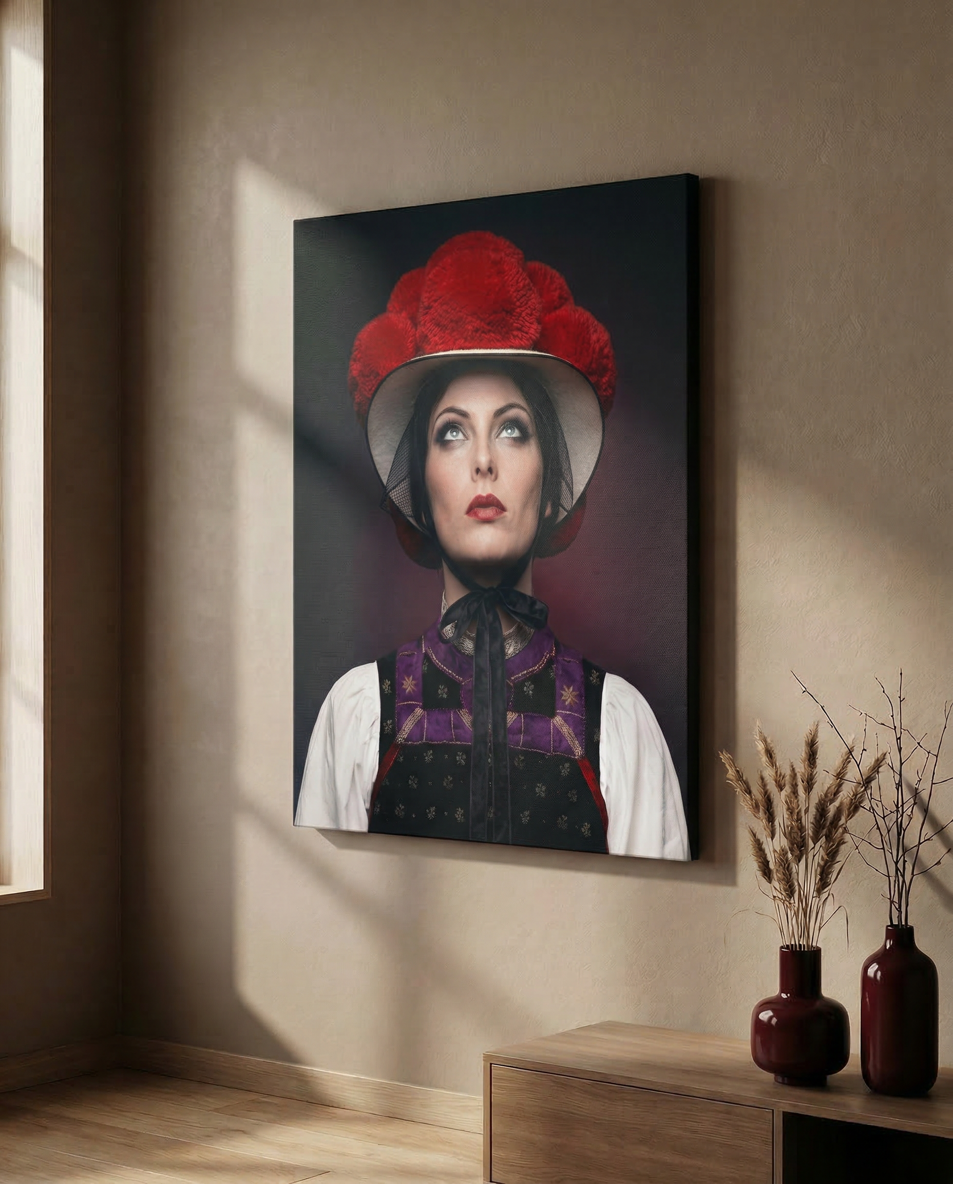 Schlichtes Wohnzimmer-Mockup mit einem großen Bollenhut-Leinwandbild, das mittig an einer Wand direkt neben einem minimalistischen, modernen Sideboard hängt.