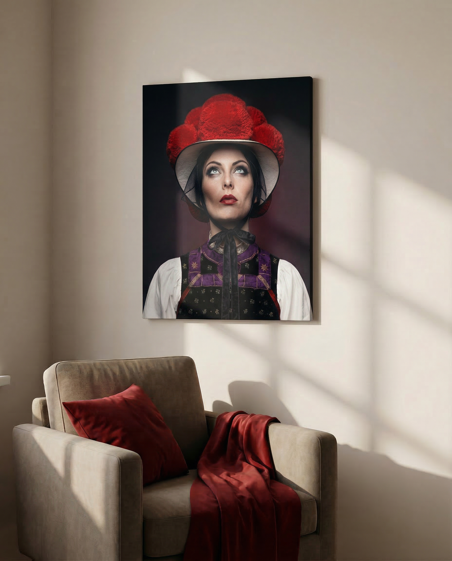 Wohnzimmer-Szenario: Das ausdrucksstarke Wandbild der Schwarzwälderin mit rotem Bollenhut hängt als zentraler Blickfang direkt über einem schlichten Sessel in einem modernen Lesebereich.