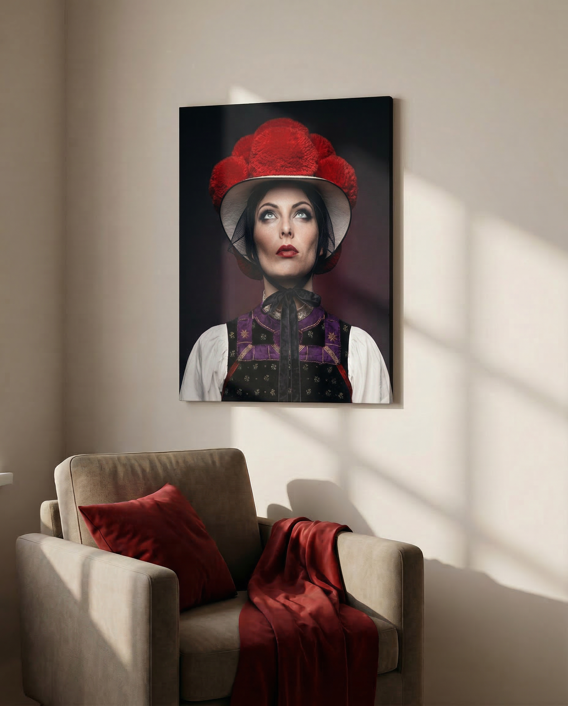 Wohnzimmer-Szenario: Das ausdrucksstarke Wandbild der Schwarzwälderin mit rotem Bollenhut hängt als zentraler Blickfang direkt über einem schlichten Sessel in einem modernen Lesebereich.